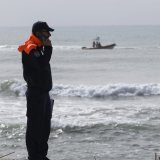 Les équipes de secours, à l'image de ce garde-côte près de Crotone, ont recherché par mer et par air les dizaines de personnes que l'on croit toujours portées disparues à la suite d'un naufrage au large de la côte sud de l'Italie.